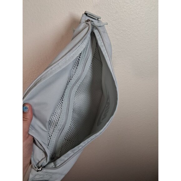 NWT Nike Logo Crossbody Fanny Pack Bag Unisex Adult Gray White DB0490-034 - Picture 2 of 6